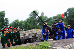 Lãnh đạo Bộ CHQS tỉnh kiểm tra công tác SSCĐ Đại đội pháo cao xạ 37ly tự vệ Công ty Thủy điện Hòa Bình.